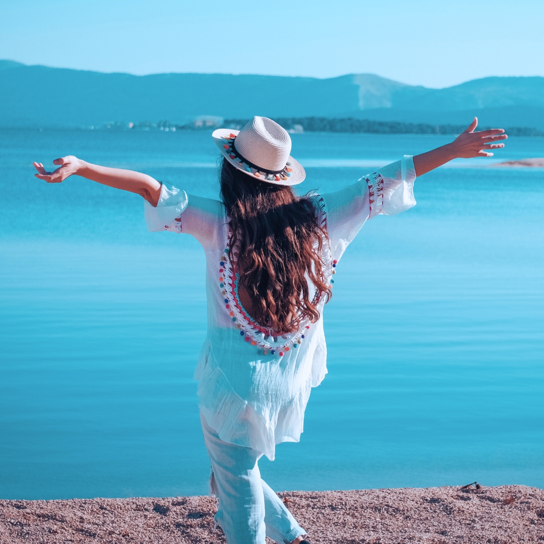 Frau am Meer in Leichtigkeit und Freude